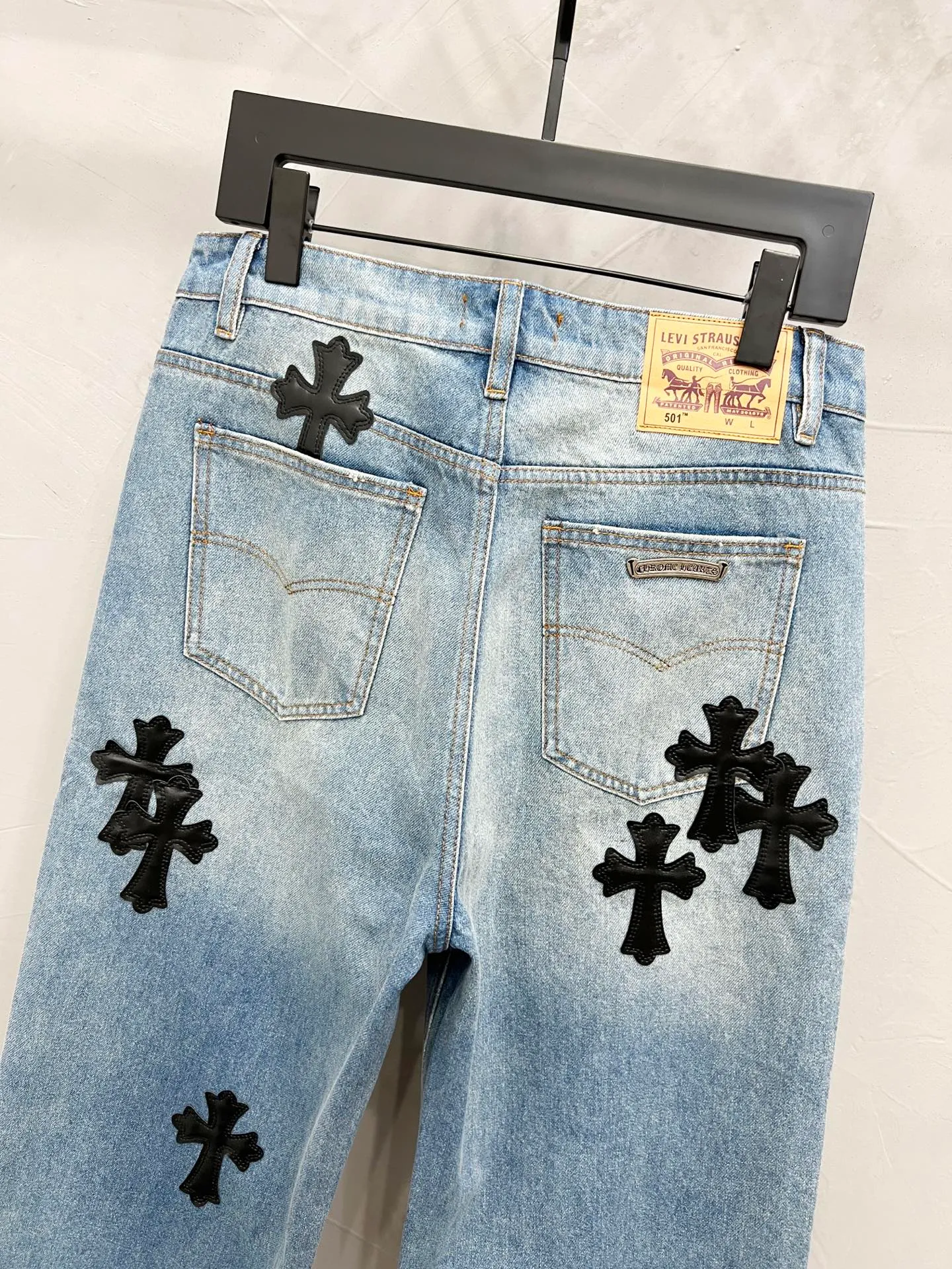 P200 Style Number: [M927] Chrome Hearts & Chrome Hearts 25ss Black Cross Patch Leather Jeans Chrome Hearts’ logging pants are here! ! ! CH Croix Heart Double Knee Cross Patch Leather Bo1 Style Logging Pants Straight-leg Work Pants B136 Croix Heart Cross Sanskrit Overalls Price 24W Level, patchwork cross pattern embellishment, high-waisted washed jeans! ! Absolutely high-end luxury products, 1.9W level god-level single products, super popular products, made by top heavy industry, not to be missed. About Zangyin, this is an extremely luxurious fashion brand, which can also be called the nobles of the high street. It has always been an exclusive brand of some hipsters or rich second generation. Compared with ordinary high streets, it is more luxurious and noble. Compared with luxury brands, it has a more fashionable personality and has always been a brand that I have a special liking for. Imported yarn is custom-woven into a high-density twill canvas, which ensures a crisp silhouette while also making the fabric feel very delicate. It follows the B01 classic silhouette, with a crisp and stylish upper body. The ready-made garments are stone-ground and fermented and can be matched with any style. Buttons and zinc brushing are washed with genuine YKK retro metal products. Double-layered canvas on the front. Perfect details. All hardware is perfect. Size: 30-32-34-36 Color: blue pants and black leather